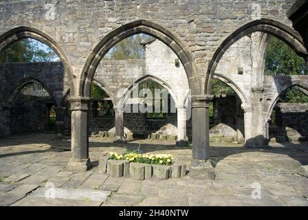 Magnifique intérieur de l'église Saint Thomas, Heptonstall, Yorkshire arches en pierre élégantes vue sur le paysage Banque D'Images