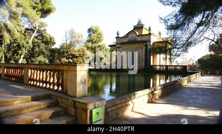 Petite maison au bord de l'étang dans le labyrinthe de Horta à Barcelone, Catalunya, Espagne, Europe Banque D'Images