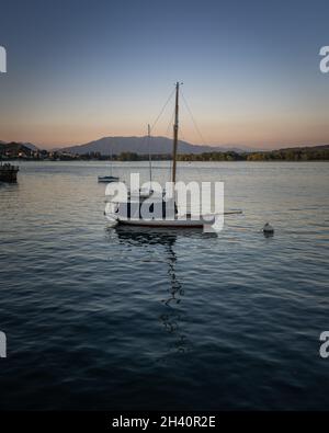 Un bateau sur la mer au crépuscule Banque D'Images