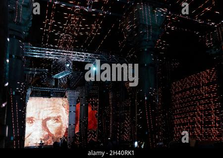 ISTANBUL, TURQUIE - 17 JUILLET 2021 : spectacle de lumière en direct avec portrait d'Ataturk sur le mur dans la citerne historique de Théodosius l'un des nombreux anciens Banque D'Images