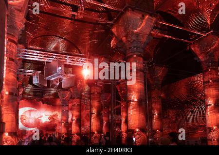 ISTANBUL, TURQUIE - 17 JUILLET 2021 : spectacle de lumière en direct avec drapeau rouge de la Turquie sur le mur dans la citerne historique de Théodosius l'un des nombreux anciens Banque D'Images