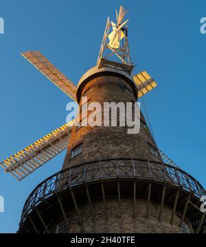 Molton Windmill, près de Spalding dans le Lincolnshire en basse lumière d'été à l'heure d'or sous un ciel bleu clair Banque D'Images