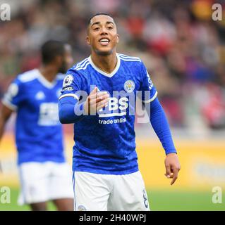 Youri Tielemans pendant le match au stade communautaire de Brentford.Image : Mark pain / Alamy Banque D'Images