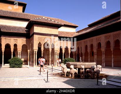 Touristes à la Cour des Lions au Palais de l'Alhambra, Grenade, Espagne. Banque D'Images