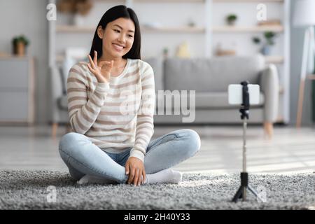 Concept de vlogging.Belle jeune femme asiatique capturant des vidéos à la maison Banque D'Images
