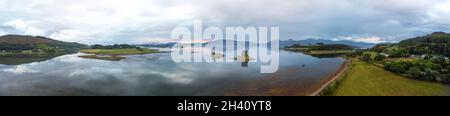 Portnacroish, Écosse - 6 août 2021 : vue panoramique aérienne du château de Stalker et du Loch Linnhe près de Portnacroish, Écosse Banque D'Images