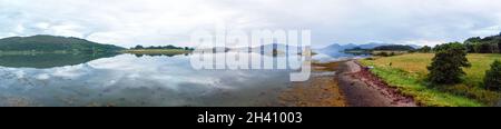 Portnacroish, Écosse - 6 août 2021 : vue panoramique aérienne du château de Stalker et du Loch Linnhe près de Portnacroish, Écosse Banque D'Images