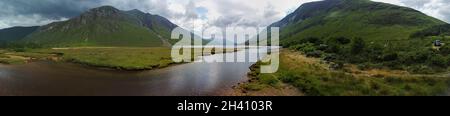 Gken Etive, Écosse - 5 août 2021 : vue panoramique aérienne du Loch Etive et de Glen Etive dans la région de Glencoe, Écosse Banque D'Images