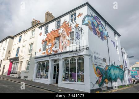 Belle rue d'art sur la place Paradox sur Gloucester Road dans le secteur de Laine Nord de Brighton, East Sussex, Royaume-Uni. Banque D'Images