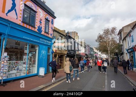 Vue le long de la rue colorée de Sydney dans le quartier de North Laine à Brighton, East Sussex, Royaume-Uni. Banque D'Images