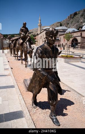 TOKAT, TURQUIE - 6 AOÛT 2021 : groupe de statues de bronze représentant une caravane avec des hommes et des chameaux devant le musée historique Tokat Banque D'Images