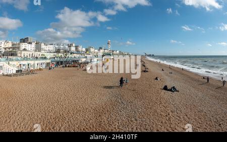 Vue panoramique vers l'est le long de la plage de Brighton depuis Palace Pier, Brighton Seafront, East Sussex, Royaume-Uni. Banque D'Images