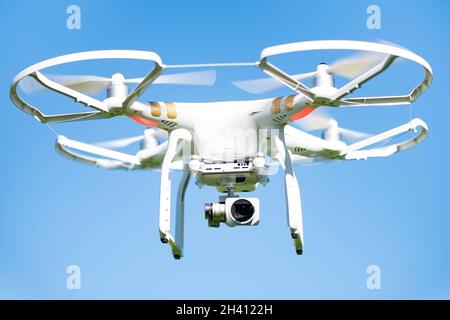 Bourdon blanc de haut vol dans l'air, ces véhicules aériens sans pilote sont destinés à des fins récréatives et de cinématographie et de photographie aérienne commerciale Banque D'Images