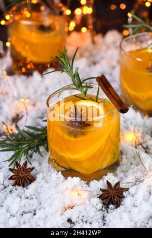 Bourbon avec cannelle et jus d'oranges Banque D'Images