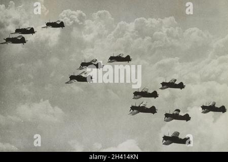 Photo vintage vers 1942 de Brewster Buffalo B-339E avion de chasse de la RAF volant en formation pendant l'invasion japonaise de Malaya et la chute de Singapour. Banque D'Images