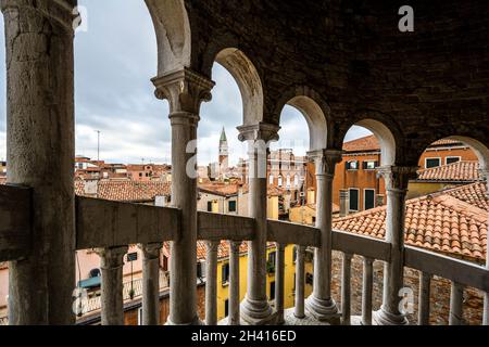 Vue sur la ville depuis l'escalier du Palazzo Contarini del Bovolo, Venise, Vénétie, Italie Banque D'Images