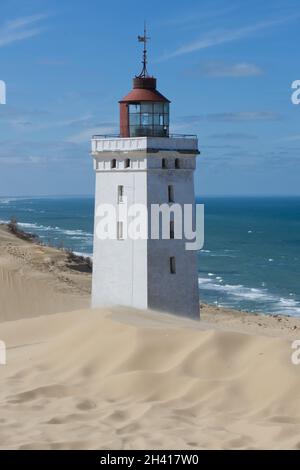 Phare sur une dune de sable Banque D'Images