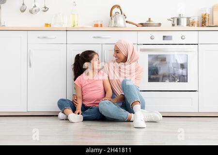 Bonne maman musulmane et sa petite fille qui ont passé du temps dans la cuisine ensemble Banque D'Images