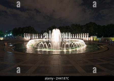 Fontaine au mémorial de la Seconde Guerre mondiale la nuit à Washington, États-Unis Banque D'Images