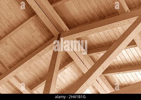 Construction de toit en bois.Se chevauchant une maison en bois. Banque D'Images