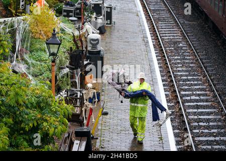 Un membre du personnel retire les décorations d'Halloween de la plate-forme de la gare d'Arley à Worcestershire.Date de la photo: Dimanche 31 octobre 2021. Banque D'Images