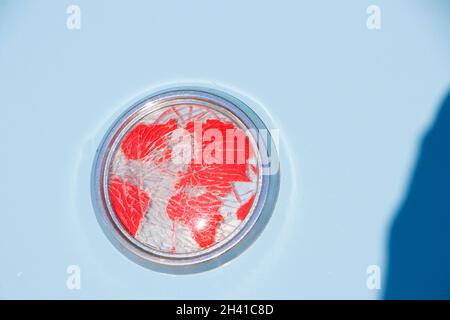 Emblème vintage chrome monde globe bonnet gros plan sur Triumph 1967 TR4A IRS TROP 77E Banque D'Images