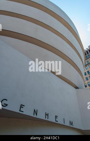 Entrée du célèbre musée Guggenheim à New York, États-Unis Banque D'Images