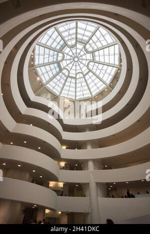 Atrium et escaliers du célèbre musée Guggenheim de New York, États-Unis Banque D'Images