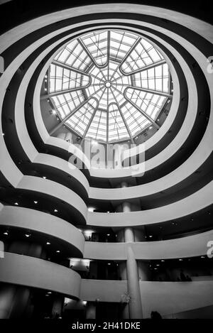 Atrium et escaliers du célèbre musée Guggenheim de New York, États-Unis Banque D'Images