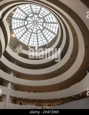 Atrium et escaliers du célèbre musée Guggenheim de New York, États-Unis Banque D'Images