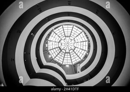 Atrium et escaliers du célèbre musée Guggenheim de New York, États-Unis Banque D'Images