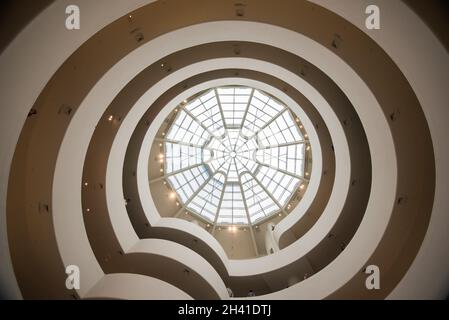 Atrium et escaliers du célèbre musée Guggenheim de New York, États-Unis Banque D'Images