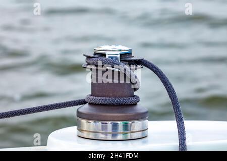 Bateau à voile feuille de yacht treuil avec corde de fermeture Banque D'Images