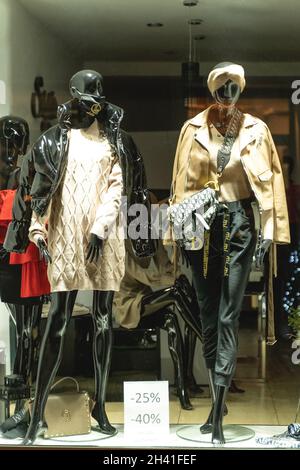 POLOGNE, BYDGOSZCZ - 30 décembre 2020 : les nuls montrent des vêtements.Mannequins dans la fenêtre de l'atelier. Banque D'Images