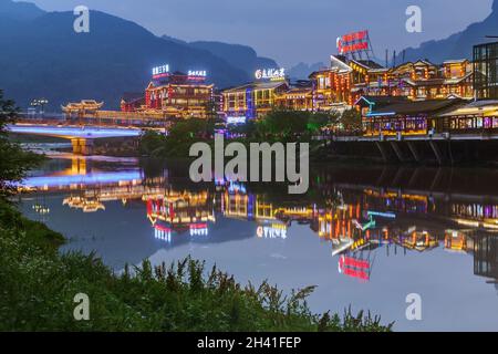 Wulingyuan, Chine - 27 mai 2018: Ville de Wulingyuan au coucher du soleil dans le parc naturel des montagnes Tienzi Avatar Banque D'Images