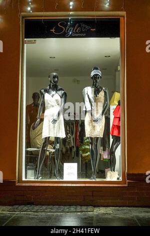 POLOGNE, BYDGOSZCZ - 30 décembre 2020 : mannequins dans la vitrine du magasin.Les nuls montrent des vêtements Banque D'Images