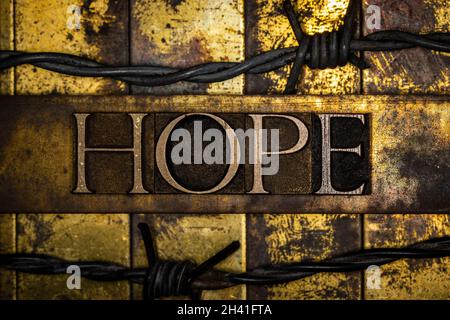 Message texte espoir sur fond texturé cuivre grunge et or vintage Banque D'Images