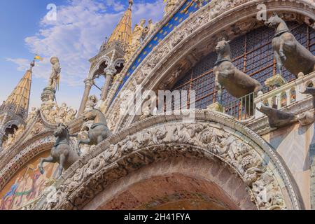 La Cathédrale Patriarcale Basilique Saint Mark à la Piazza San Marco - la Place St Marc, à Venise en Italie. Banque D'Images