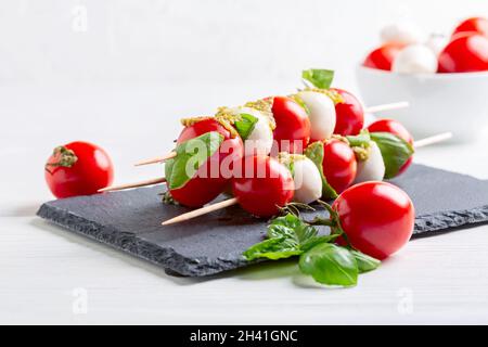 Salade Caprese sur brochettes en bois. Banque D'Images