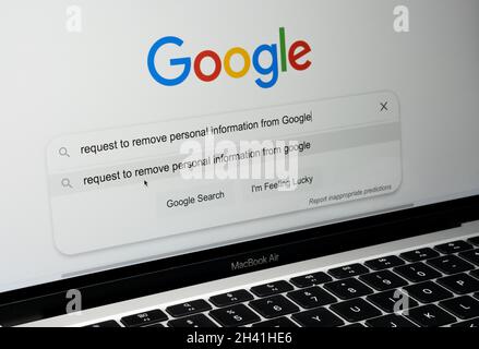 DEMANDE DE SUPPRESSION DES INFORMATIONS PERSONNELLES DES mots GOOGLE dans la recherche Google affichée sur l'écran de l'ordinateur portable.Stafford, Royaume-Uni, 31 octobre 2021. Banque D'Images