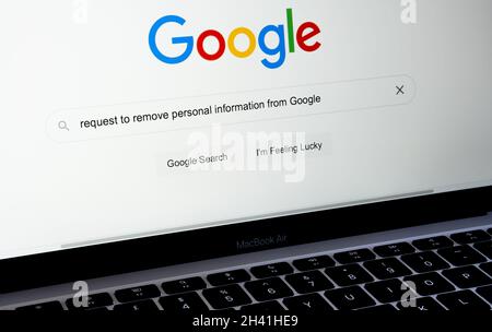 DEMANDE DE SUPPRESSION DES INFORMATIONS PERSONNELLES DES mots GOOGLE dans la recherche Google affichée sur l'écran de l'ordinateur portable.Stafford, Royaume-Uni, 31 octobre 2021. Banque D'Images