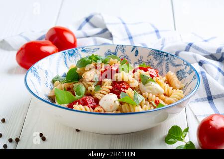 Pâtes de style caprese. Banque D'Images