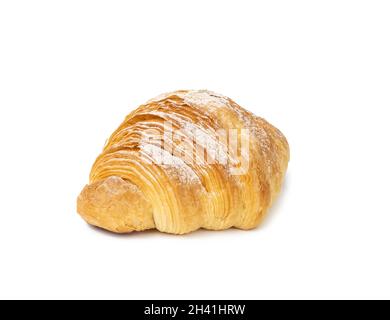 Croissant cuit isolé sur fond blanc et arrosé de sucre en poudre Banque D'Images