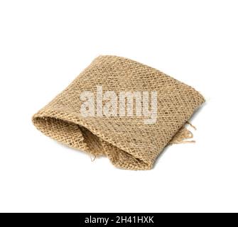 Tissu brun en toile de jute plié et isolé sur fond blanc Banque D'Images