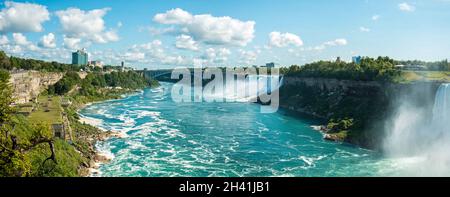 Célèbres chutes du Niagara par une journée ensoleillée du côté canadien Banque D'Images