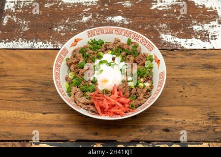 Gyudon, l'un des donburi les plus populaires au Japon, composé de tranches fines de boeuf avec des légumes et des oeufs sur le riz Banque D'Images