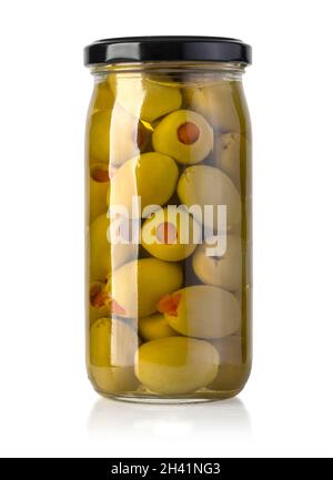 Olives vertes farcies conservées dans un pot en verre isolé sur blanc avec un passe-cheveux Banque D'Images