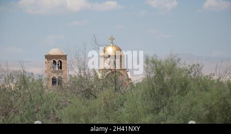 Eglise orthodoxe grecque, Rivière Jordanie, Bethany, Jordanie, Moyen-Orient.Une des nombreuses églises proches du site du baptême du Christ. Banque D'Images