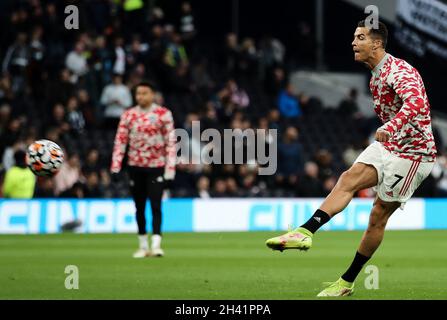 LONDRES, ANGLETERRE - OCTOBRE 30 : Cristiano Ronaldo de Manchester United s'échauffe avant le match de la Premier League entre Tottenham Hotspur et Manchester United au stade Tottenham Hotspur le 30 octobre 2021 à Londres, en Angleterre.(Photo par MB Media) Banque D'Images