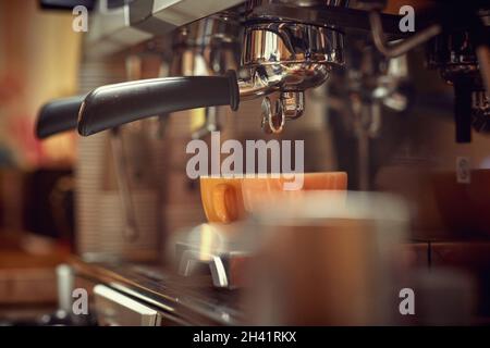 Vue rapprochée d'un appareil à espresso qui prépare un café parfumé et aromatique.Café, boissons, bar Banque D'Images